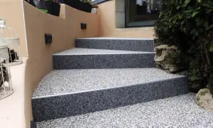 Escalier extérieur avec un revêtement moderne en granulats pour un style unique.